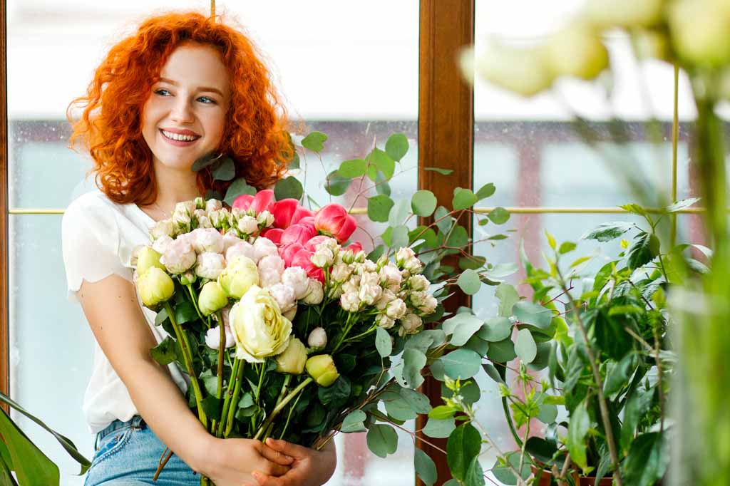 ana-com-ramo-de-flores